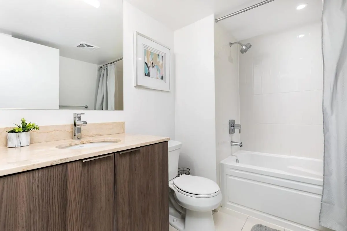 Central Downtown 1 And Den W 3 Beds Sleeps 4 By Uoft Toronto 0*,  Kanada